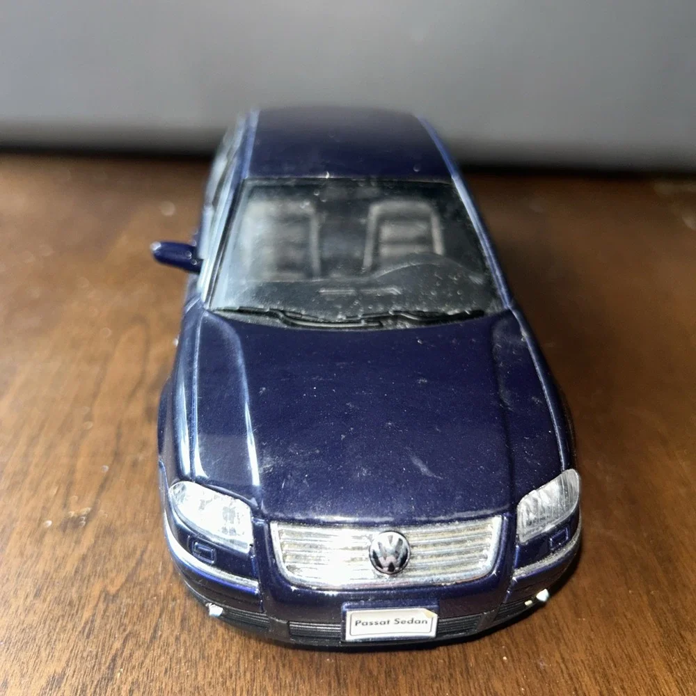 Welly 1:18 Scale‎ 2001 Volkswagen Passat Sedan Blue Loose Diecast Car